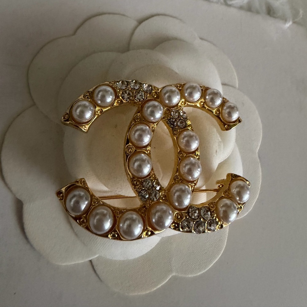 CHANEL Gold and faux Pearl Brooch - Picture 3 of 7